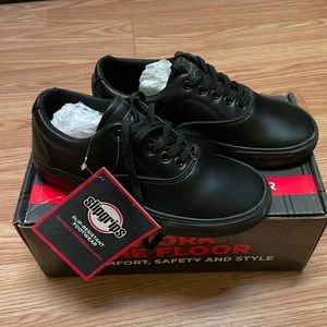 Slip-resistant sneakers low top